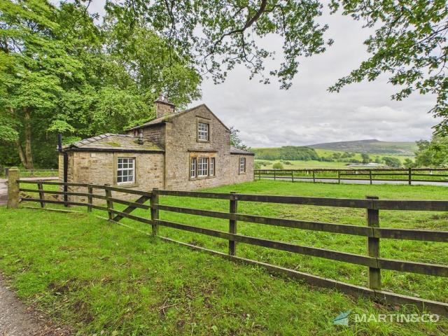 House for sale in Quernmore, Bare