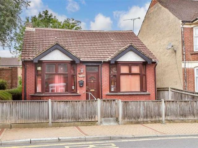 Bungalow for sale in Luton, Chatham