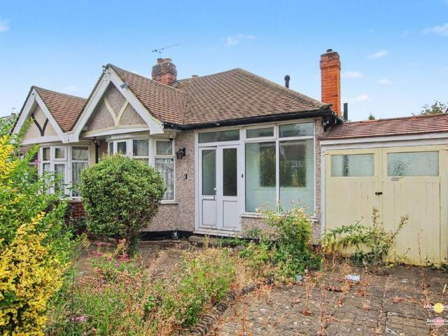 Bungalow for sale in Hornchurch, Greater London