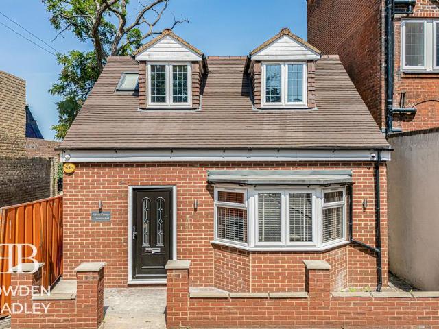 Bungalow for sale in Gants Hill, Greater London