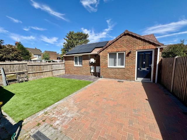Bungalow for sale in Spring Park, Luton