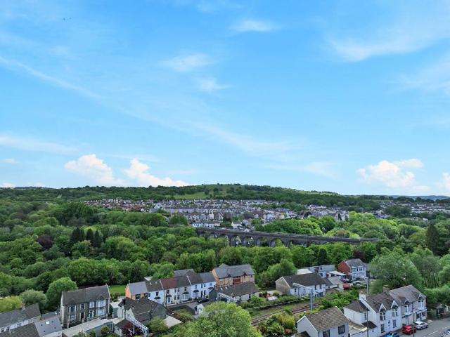 House for sale in Tredomen, Hengoed