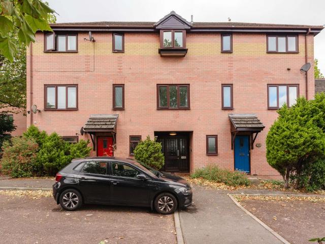 Flat for sale in Three Lamps Estate, Feckenham