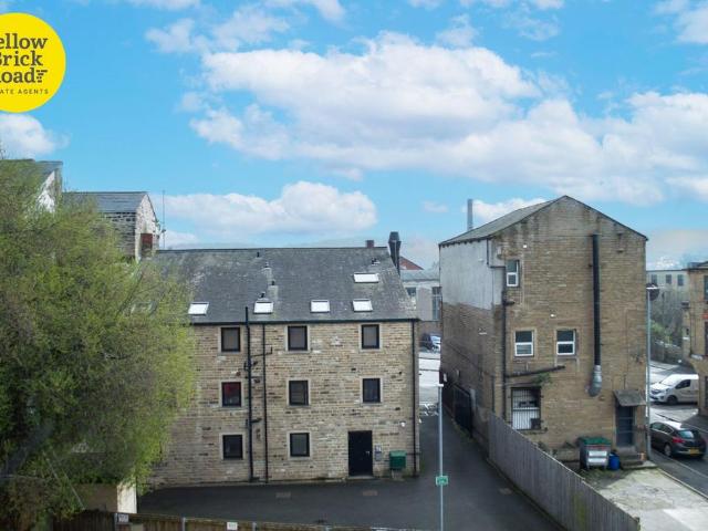 Flat for rent in Huddersfield, West Yorkshire