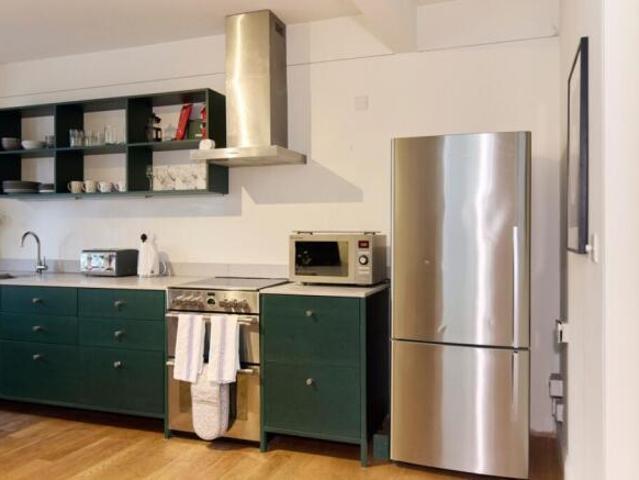 Apartment for rent in Cat Hill, England
