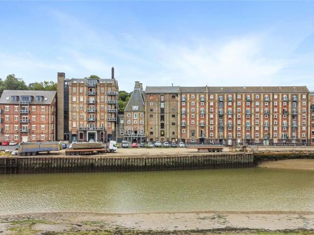 Flat for sale in Mistley, Dale Hill