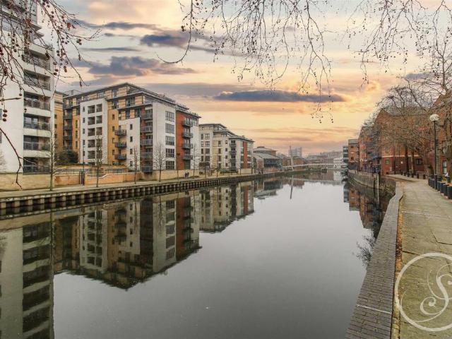 Flat for sale in West Yorkshire