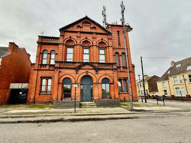 Flat for sale in Kensington, Calderstones