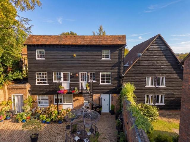 Flat for sale in Southcourt, Aylesbury