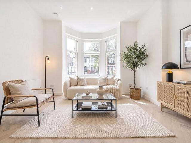 Flat for sale in London Borough of Ealing, Greater London