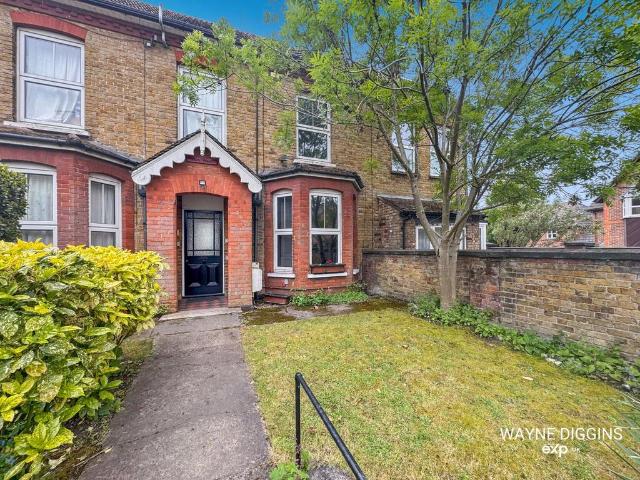 Flat for sale in Badgers Dene, Grays