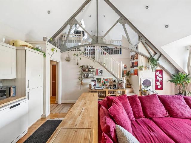 Flat for sale in London Borough of Croydon, Purley