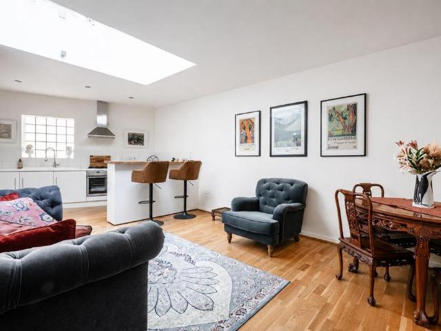 Flat for sale in Saint Pancras, Greater London