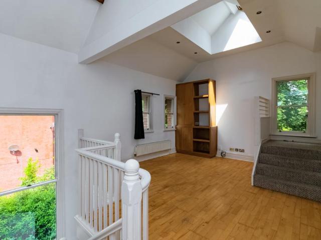 Flat for rent in Calderstones