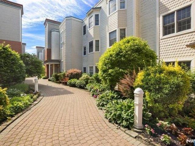 Condo for sale in Edgewater, Bergen County