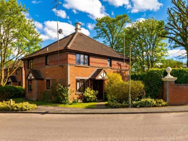 Cottage for rent in Maybury, Woking