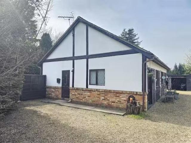 House for rent in Row Town, Surrey