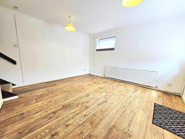 Terraced House for rent in Uxbridge