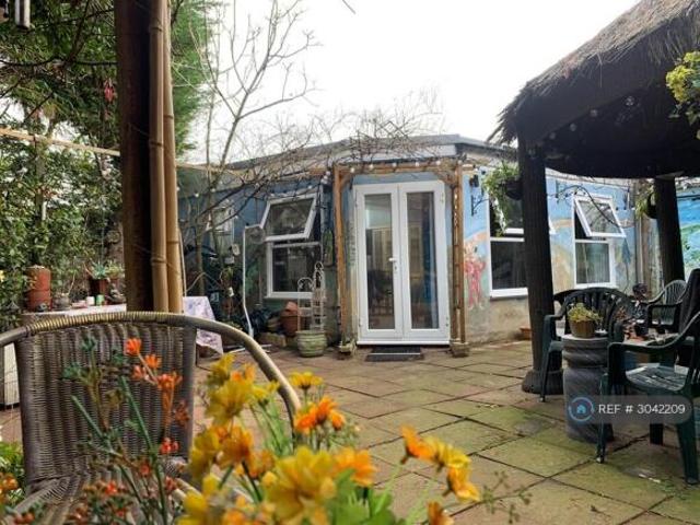 Cottage for rent in Cat Hill, England