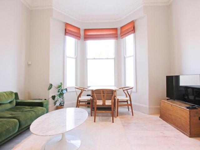 Terraced House for rent in Westbourne Green