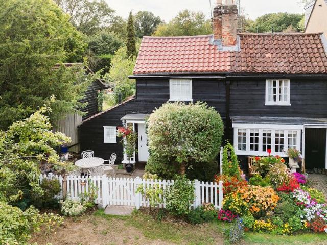 House for sale in Hinchley Wood, Elmbridge