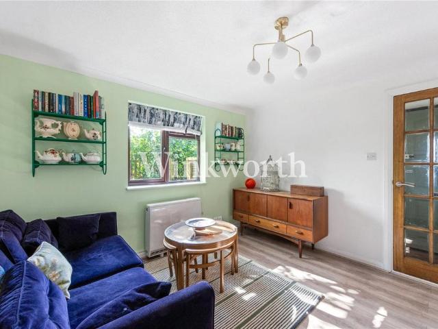House for sale in Bowes, Greater London