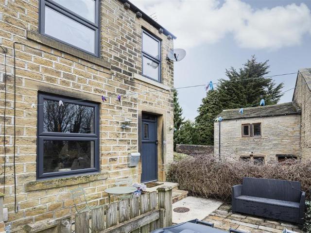 House for sale in Lindley, West Yorkshire