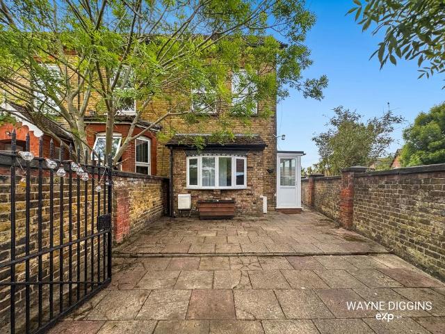 House for sale in Badgers Dene, Grays
