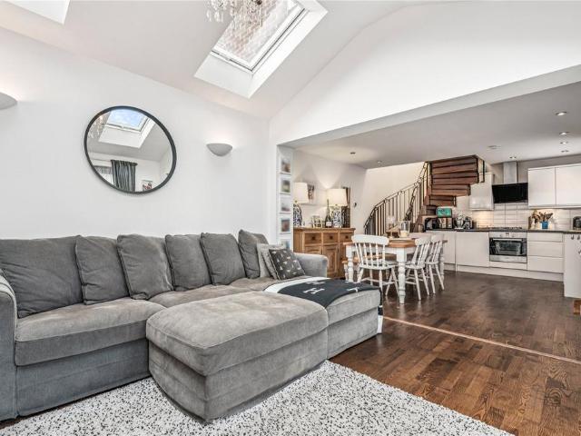 House for sale in Summerstown, Greater London