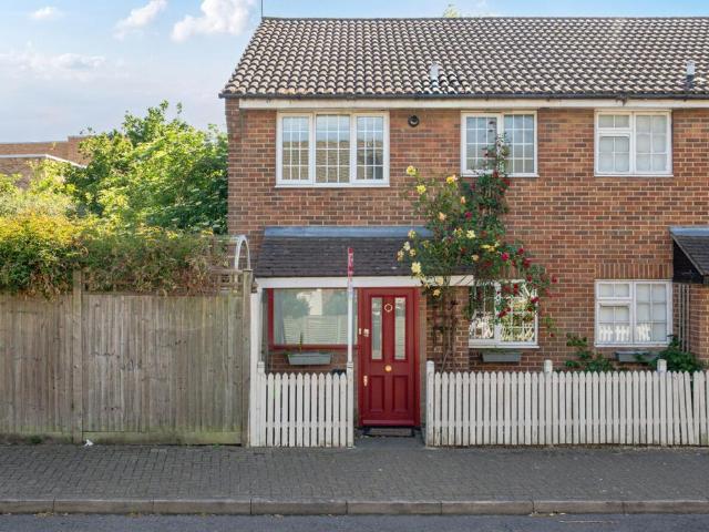 House for sale in Summerstown, Greater London