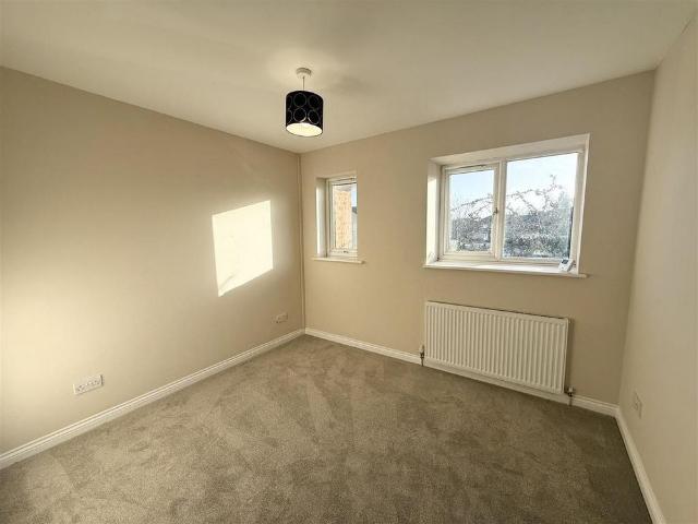 House for rent in Abbey End, Green Close