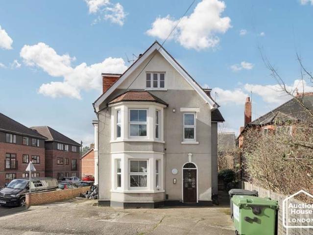 Flat for sale in Heol-las, Surrey