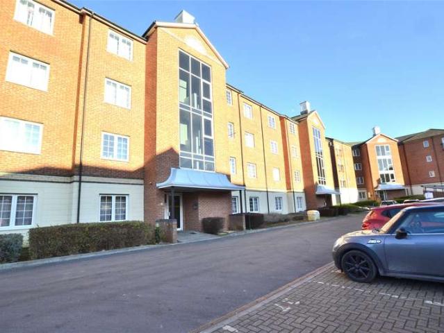 Flat for sale in Wotton, Gloucester