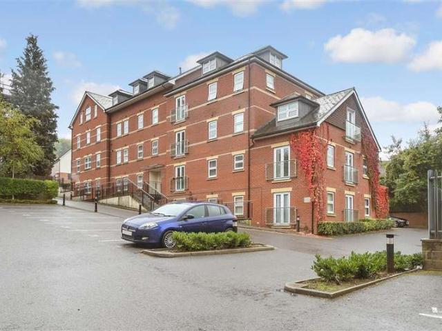 Flat for sale in Hillview, Surrey