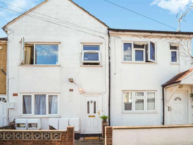 Flat for sale in London Borough of Croydon, Greater London