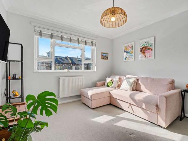 Flat for sale in Finsbury Park, Greater London