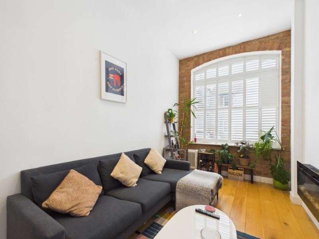 Flat for sale in Walworth, Greater London