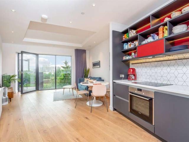 Flat for sale in London City Island, Blackwall