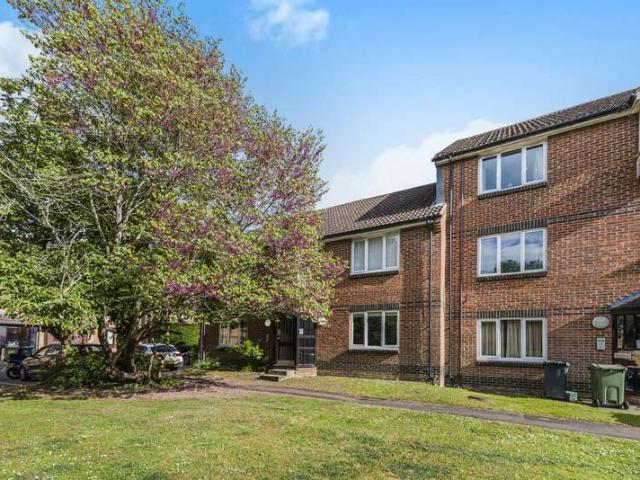 Flat for sale in Westborough, Surrey