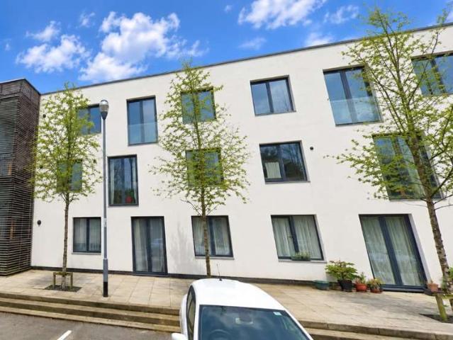 Flat for sale in Hillview, Surrey