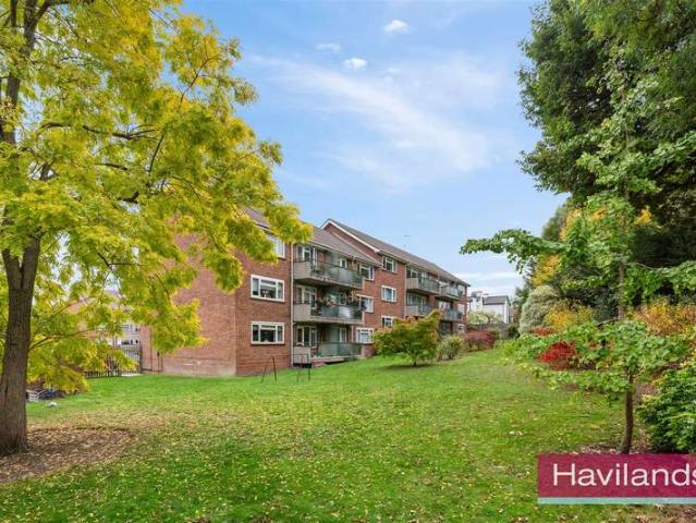 Flat for sale in Southgate, Greater London