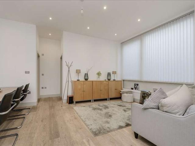 Flat for sale in Shepherd's Bush, Greater London