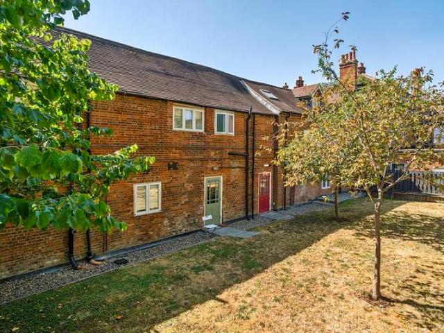 Flat for sale in Farnham, Waverley