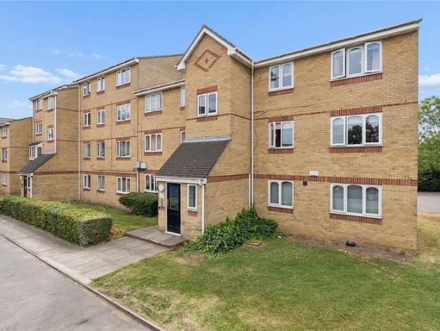 Flat for sale in Vange, Essex