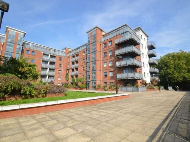 Flat for sale in Charlton, Greater London