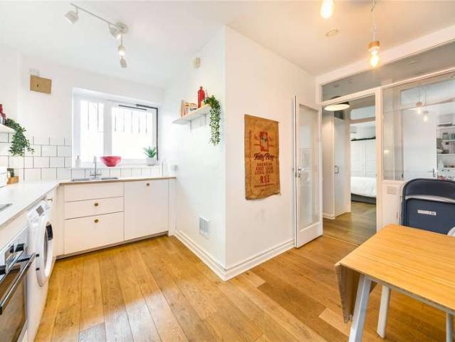 Flat for sale in South Hackney, Greater London