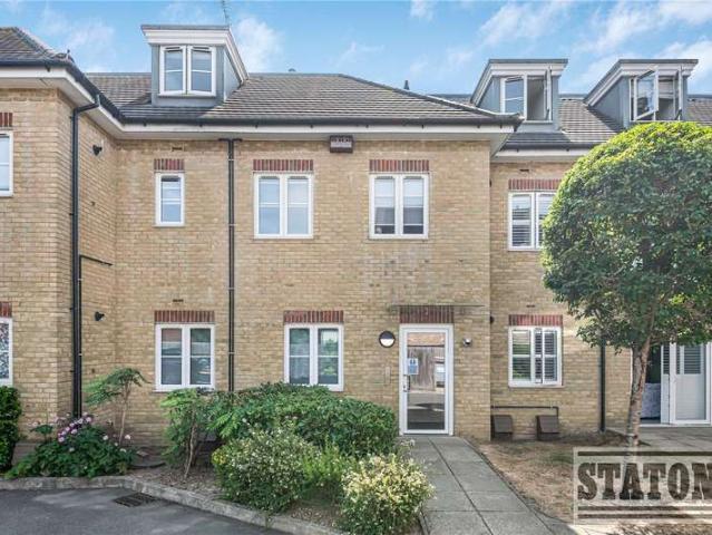 Flat for sale in New Barnet, Greater London
