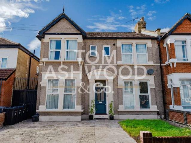 Flat for sale in Seven Kings, Greater London