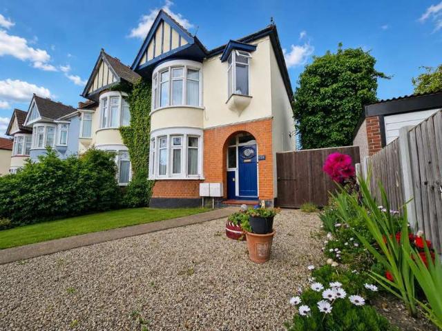 Flat for sale in Alton Barnes, Essex