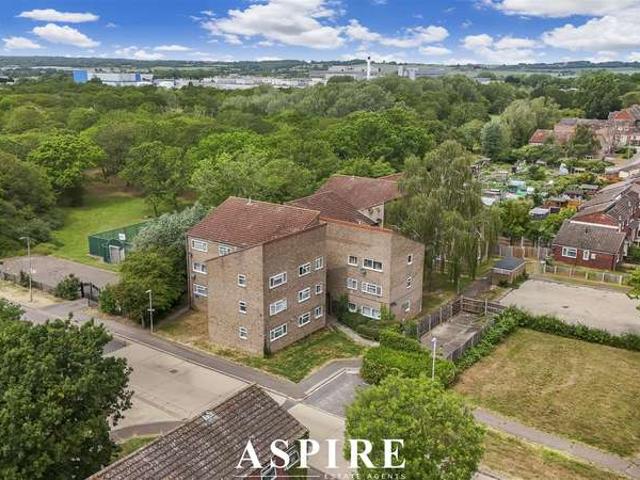 Flat for sale in Laindon, Essex